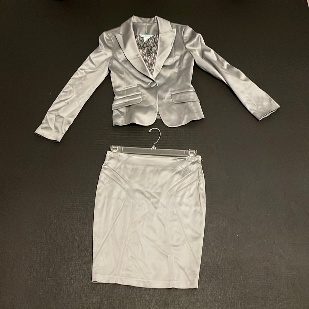 Beautiful brand new, guess Marciano high end satin suit size 2 only worn once